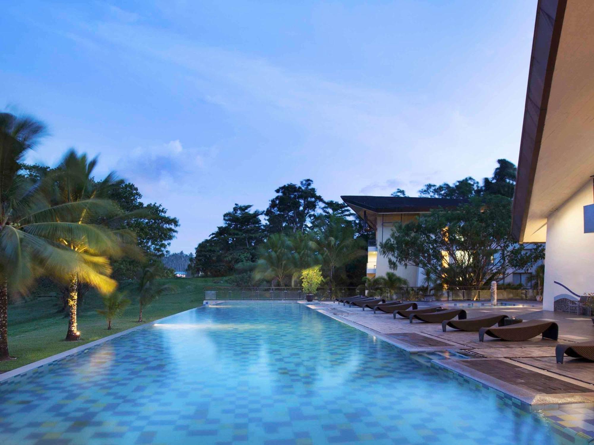 Novotel Manado Golf Resort & Convention Center Exterior foto