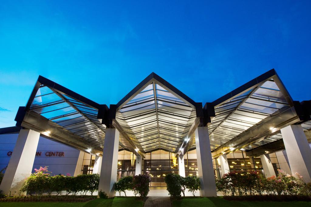 Novotel Manado Golf Resort & Convention Center Exterior foto